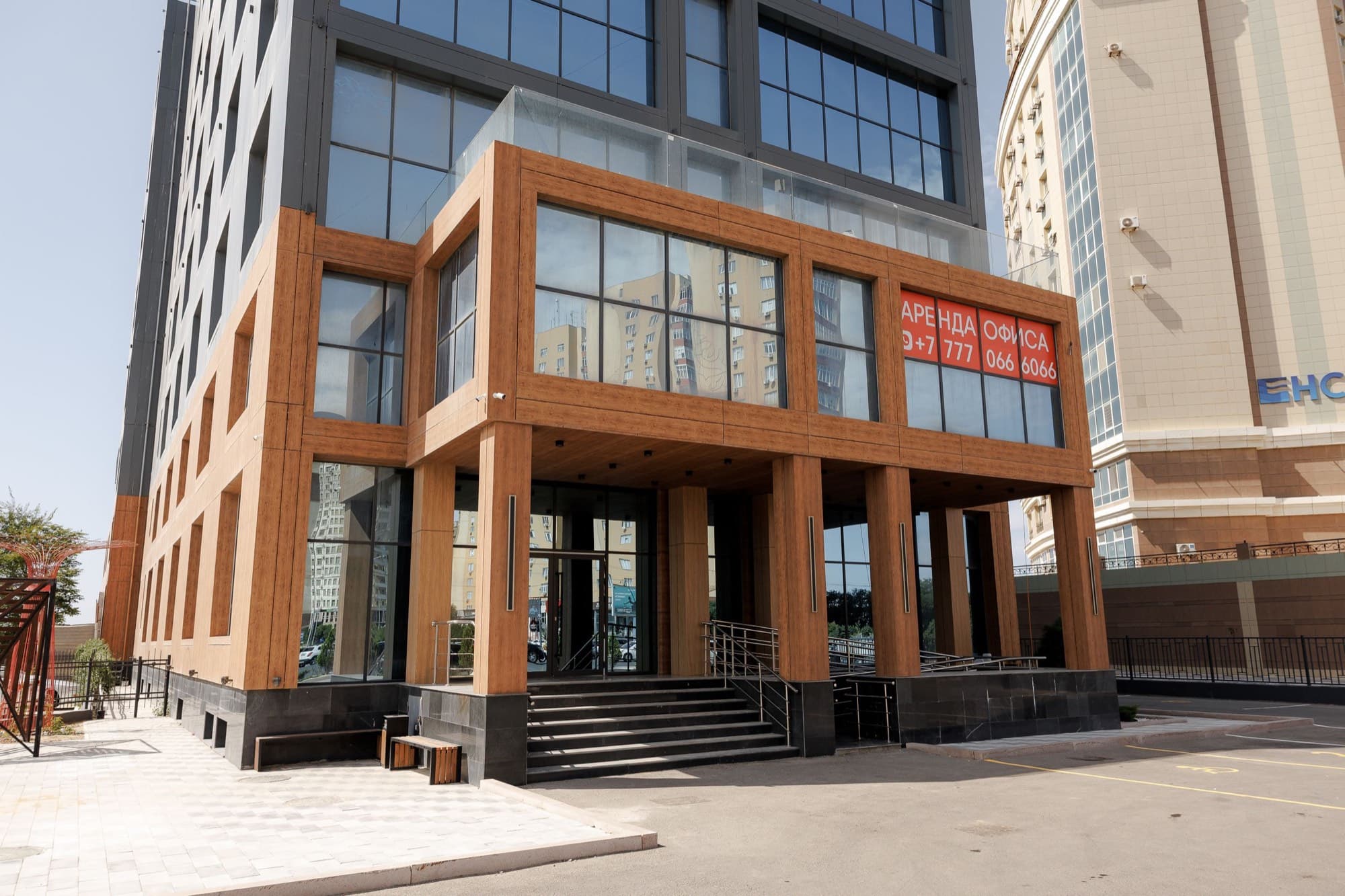 Входная группа со стороны проспекта